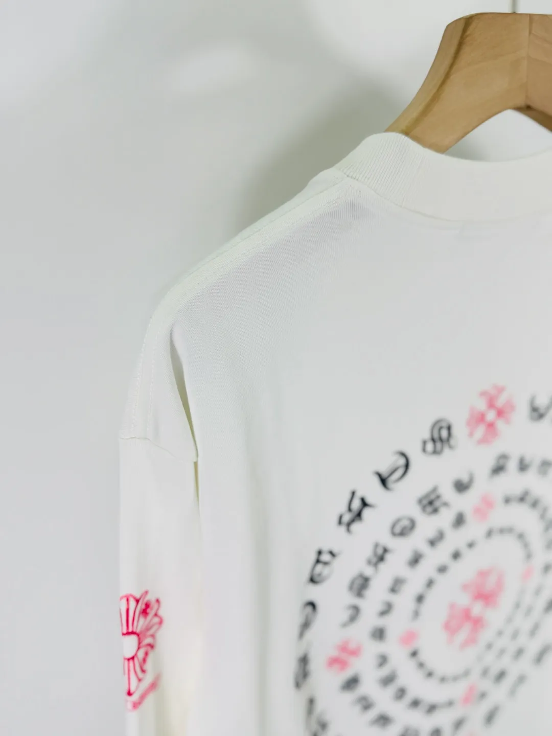 P280 top version, real shot without P, ​​different from market currency) 𝗖𝗵𝗿𝗼𝗺𝗲 𝗛𝗲𝗮𝗿𝘁𝘀/Cro Heart 2025 Autumn and Winter Horseshoe Cross 3D Printed Couple Casual Long Sleeve 👑The highest version! Customized fabric 320g fabric! Horseshoe cross sticker, a best-selling model in the counter, very comfortable to wear. Accessories: original molded and authenticated collar label➕100% silk wash label. Genuine purchase-grade original hangtag➕matching hanging rope➕3D hanging beads➕original packaging bag. Craftsmanship: The original version has consistent wiring! The highest version of the armhole matching technique! Color: Black White Size: S M L XL XXL